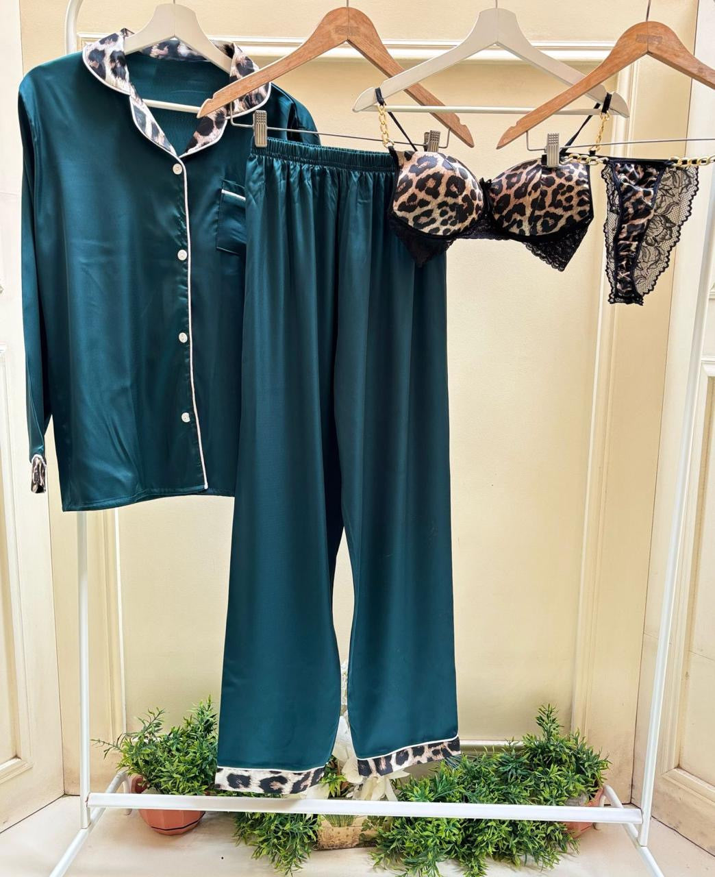Pantone Leopard Satin Set